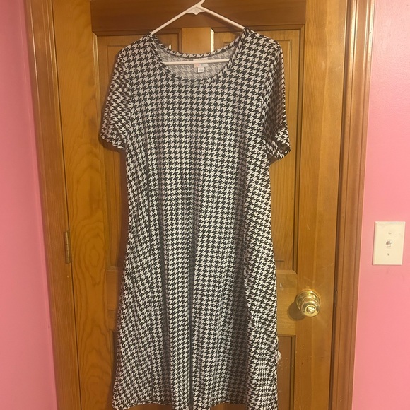 LuLaRoe Monochrome Houndstooth Dress - Picture 1 of 3